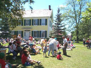 Dickinson Day 2000 lawn scene.jpg (46932 bytes)